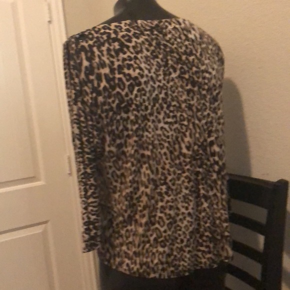 Open long sleeves blouses with cheetah prints.  Size XL. - Picture 2 of 4